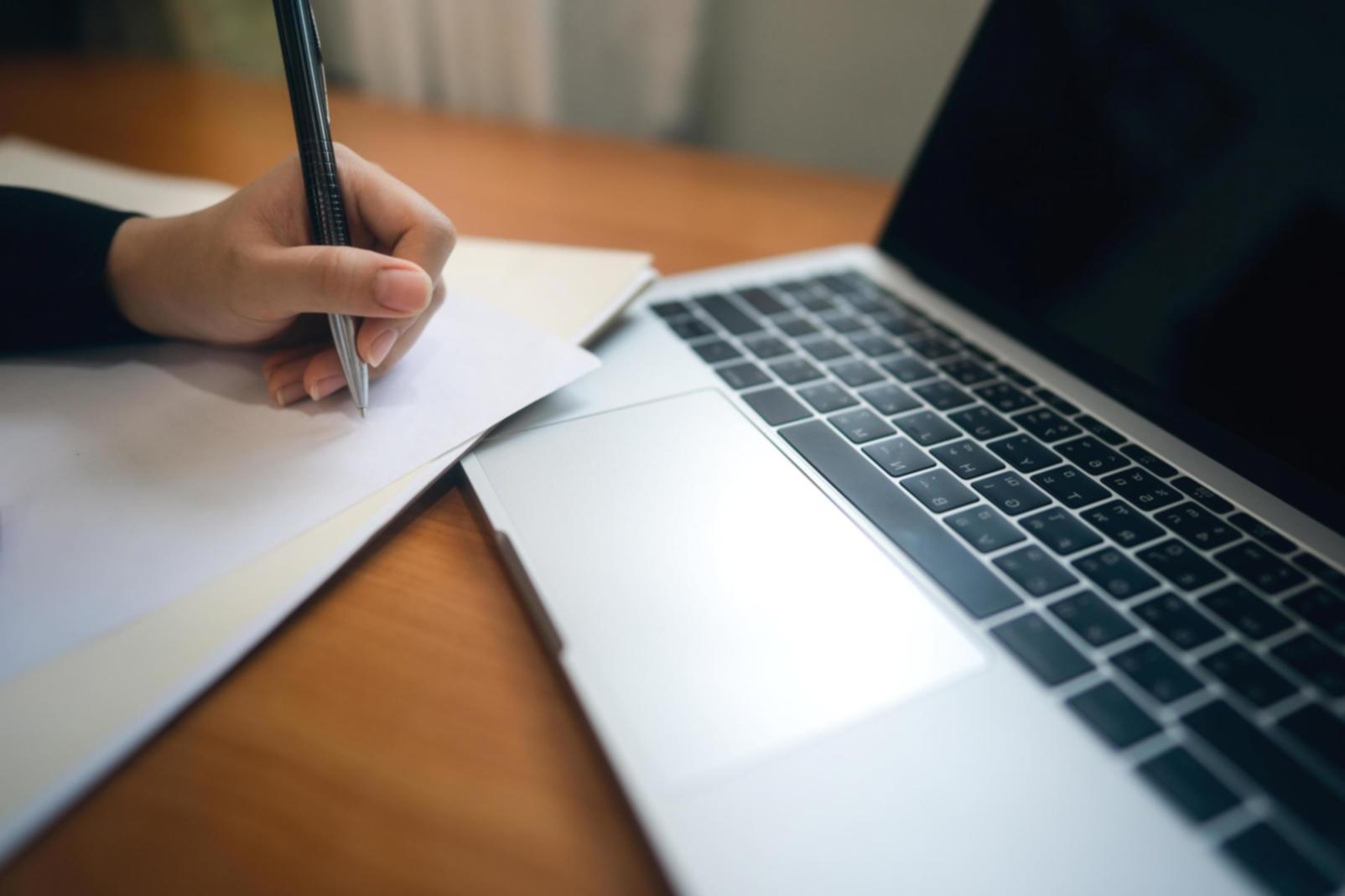 Bureau moderne avec tableaux d'analyse financière