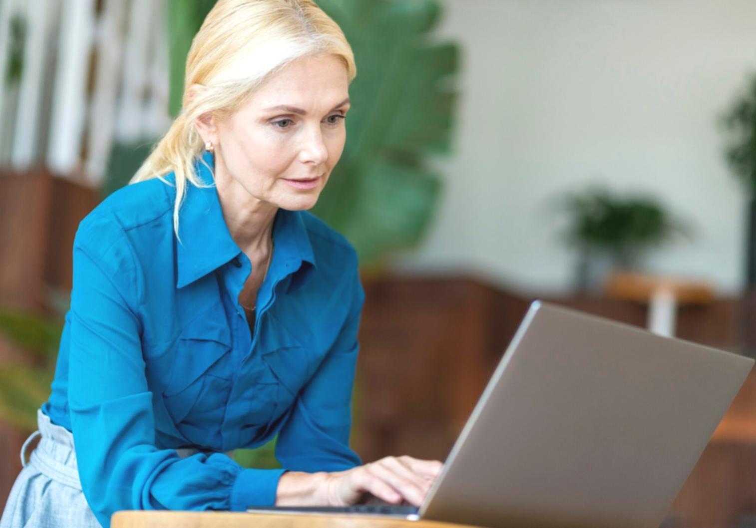 Espace de travail avec documents financiers et ordinateur portable
